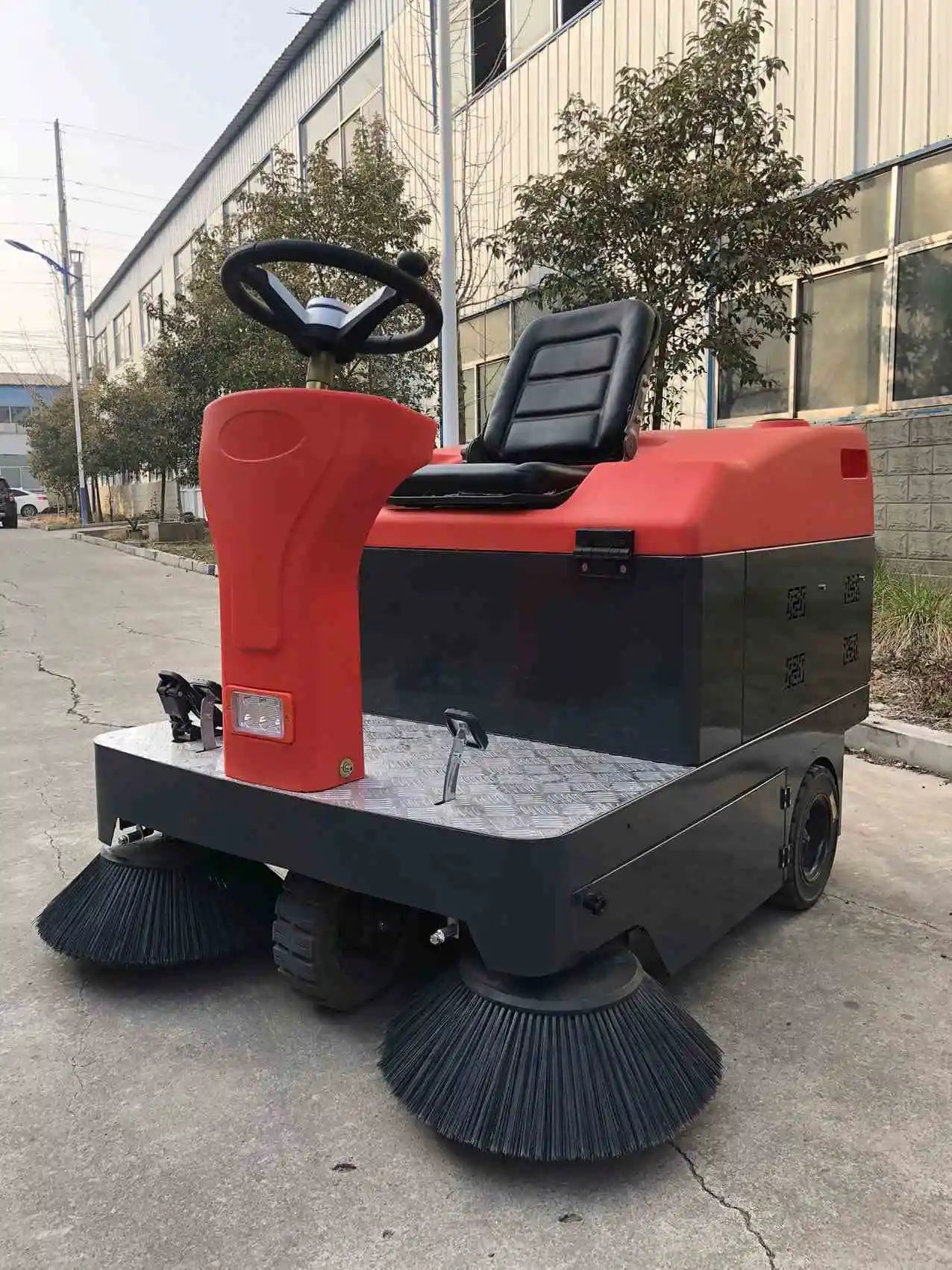 Road Floor Driving Electric Street Sweeper Machine Dry And Water Sweeping Equipment Fully Enclosed