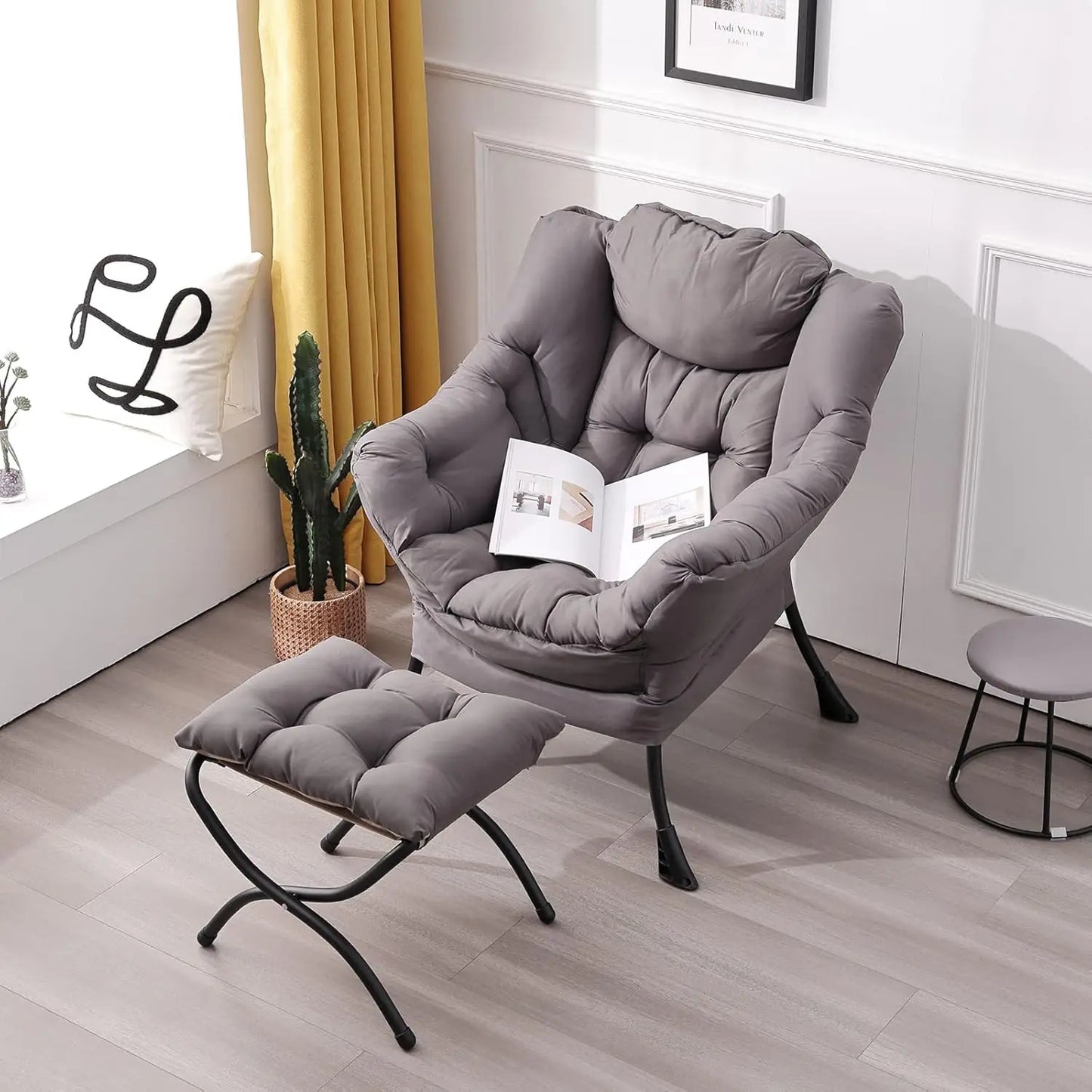 Modern Accent Leisure Upholstered Sofa Chair, Contemporary Lounge Reading Chair with Armrests and a Side Pocket for Living Room
