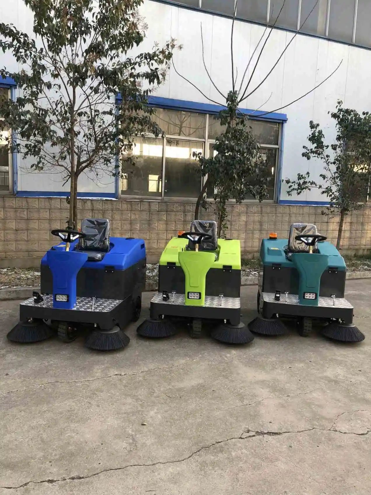 China Factory Electric Battery Ride On Floor Sweeper Four Wheel Steering Road Cleaning Machine